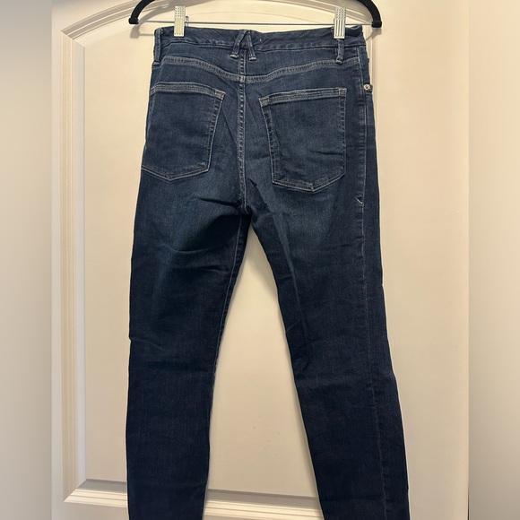 GOOD AMERICAN GOOD LEGS CROP JEANS - Picture 8 of 8